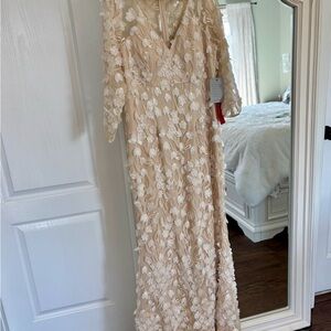 Carmen Marc Valvo Ivory/Cream Floral Lace Long Sleeve Gown